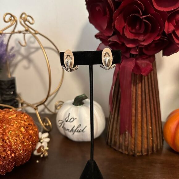 Oscar de la Renta CLIP Earrings Antique Brushed Silver Design - Picture 2 of 3